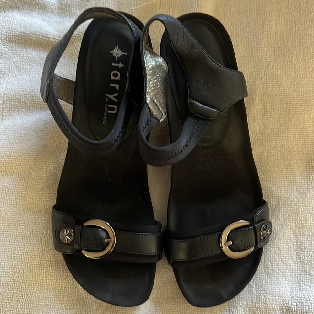 Taryn Rose Fickle Wedge Sandals Sz 8